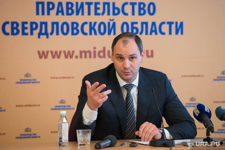 «500 человек выкинуть на улицу! Вы так до суицидов доведете» http://s.ura.ru/760/images/news/upload/articles/266/807/1036266807/101761_Itogovaya_press_konferentsiya_Denisa_Paslera_Ekaterinburg_pasler_denis_5418.3621.0.0.jpg