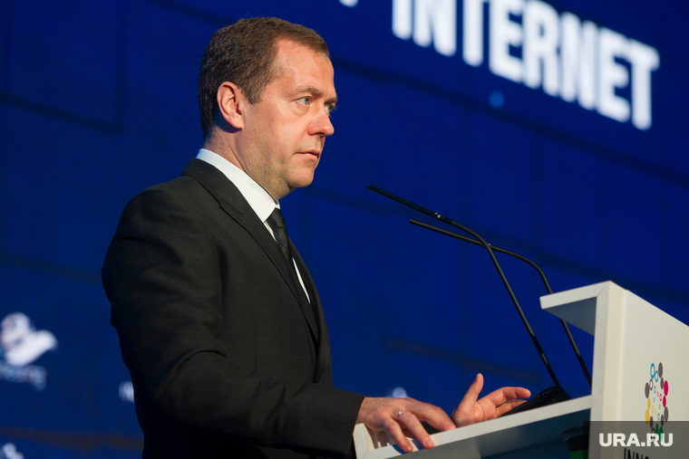 Недимон Медведев продолжает отливать в граните 