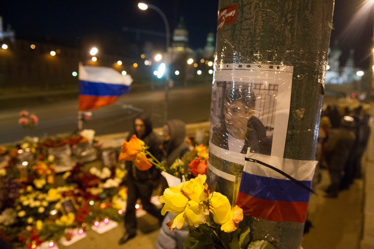 В Москве разграбили мемориал Немцова