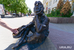 Скульптура нищего. Челябинск., попрошайка, кредит, нищий, бедность, банкрот