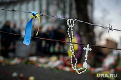 Майдан. Киев. Украина.
23.02.2014, колючая проволока, церковь, майдан, крестик, украина, религия
